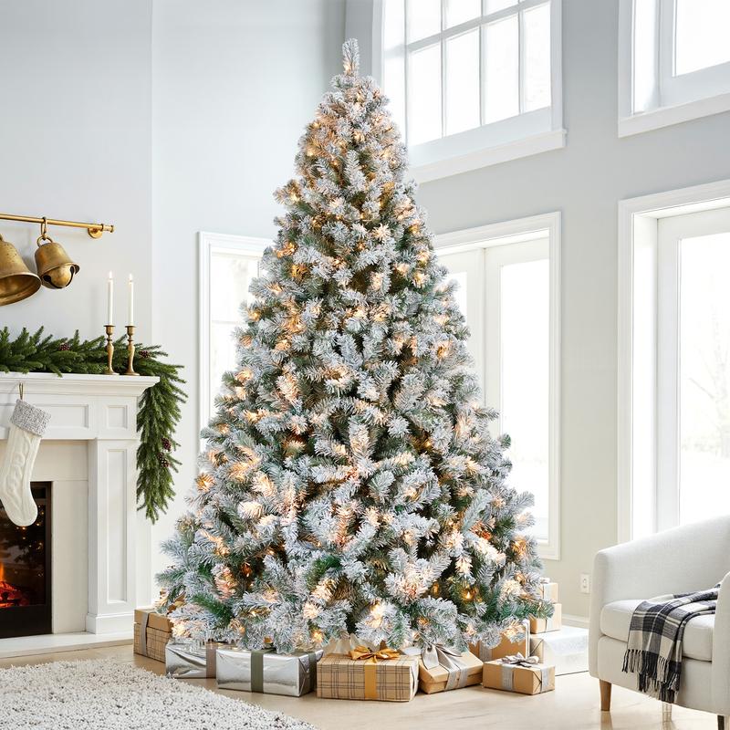 Lush Pre-Lit Christmas Tree